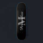 individuelle Name-Eseldeck Skateboard<br><div class="desc">individuelle Name Monogramm Skateboard Deck. Personalisierbar mit Namen oder Slogan. Coole Geburtstagsgeschenkidee für Teenager. Fügen Sie Ihren eigenen Anfangsbuchstaben und Familiennamen hinzu. Elegante Typografie-Vorlage. Einzigartige Sportgeschenke für Junge,  Mädchen,  Sohn,  Enkel,  Enkelin,  Enkelin,  Teenager,  Freund,  Neffe,  Cousin usw. Schwarz-Weiß oder benutzerdefinierte Hintergrundfarbe. Fügen Sie optional Ihr eigenes Rad hinzu.</div>