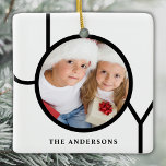 Individuelle Name Foto White Christmas Keramikornament<br><div class="desc">Dieses moderne Weihnachtsschmuck ist mit dem Wort JOY in schwarz auf weißem Hintergrund dekoriert. Einfach mit Ihrem Foto und Namen anpassbar.</div>