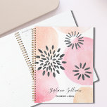 Individuelle Name Girly Planer<br><div class="desc">Dieser hübsche pastellrosa Planer ist mit einem handgezeichneten abstrakten Blumenmuster auf einem Aquarellboden in Rosa- und Korallentönen dekoriert. Sie können ihn anpassen,  indem Sie den Namen ändern oder ihn zu einem Monogramm machen. Sie können auch das Jahr ändern. Original Design © Michele Davies.</div>