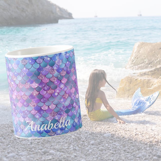 Individuelle Name Glitzer Lila Mermaid-Skala Kaffeetasse (Von Creator hochgeladen)