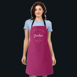 Individuelle Name Grill Master Etabliertes Jahr Ro Schürze<br><div class="desc">Viele Talente kommen aus dieser Küche. Ermutigen Sie den Koch,  den Grillmeister in Ihrem Leben,  das leckere Essen behalten,  das mit dieser personalisierten,  modernen und einzigartigen Schürze kommt. Passen Sie die Wörter an und legen Sie das Jahr nach Ihren Wünschen fest. Rosa mit weißem Typ. Macht ein großartiges Geschenk.</div>