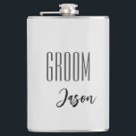 Individuelle Name Grooves Flask Flachmann<br><div class="desc">Die Maske für den Bräutigam wird in Grau mit einem schwarzen Farbtext und einem Beispielnamen angezeigt. Passen Sie dieses Element an,  und ändern Sie den Beispielnamen in Ihren</div>