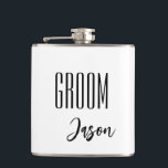 Individuelle Name Grooves Flask Flachmann<br><div class="desc">Die Maske für den Bräutigam wird in Weiß mit schwarzem Text und einem Beispielnamen angezeigt. Passen Sie dieses Element an,  und ändern Sie den Beispielnamen in Ihren</div>