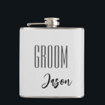Individuelle Name Grooves Flask Flachmann<br><div class="desc">Die Maske für den Bräutigam wird in Grau mit einem schwarzen Farbtext und einem Beispielnamen angezeigt. Passen Sie dieses Element an,  und ändern Sie den Beispielnamen in Ihren</div>