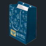 Individuelle Name, Menorah, Blumenmuster Pessach Mittlere Geschenktüte<br><div class="desc">Happy Pessach. Menorah und Star of David mit Goldfolienverzierungen Floral Muster Passover Geschenktasche mit personalisierten Namen und Text. Matching Karten und Geschenke in der jüdischen Urlaubskategorie unseres Stores.</div>