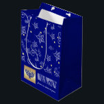 Individuelle Name Menorah Design Passover Mittlere Geschenktüte<br><div class="desc">Happy Pessach. Menorah und Star of David mit Goldfolienverzierungen Pessach Geschenktasche mit personalisierten Namen und Text. Matching Karten und Geschenke in der jüdischen Urlaubskategorie unseres Stores.</div>