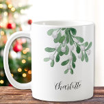 Individuelle Name Mistletoe Greenery Kaffeetasse<br><div class="desc">Diese Weihnachtskaffee-Tasse ist mit Aquarellmalerei Mistletoe und Frohe Weihnachten in stilvollen Typografie dekoriert. Einfach anpassbar. Ändern Sie mithilfe des Entwurfstools die Textgröße,  den Stil oder die Farbe. Weil wir unsere Kunstwerke erstellen,  werden Sie dieses exakte Bild von anderen Designern nicht finden. Original Wasserfarbe © Michele Davies.</div>