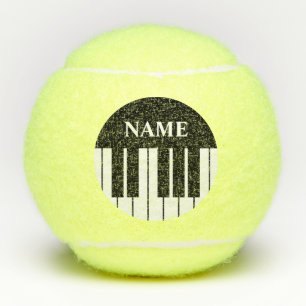 individuelle Name mit den schwarz-weißen Klaviersc Tennisbälle