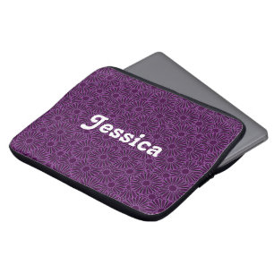 Individuelle Name mit violetten Blumen auf schwarz Laptopschutzhülle