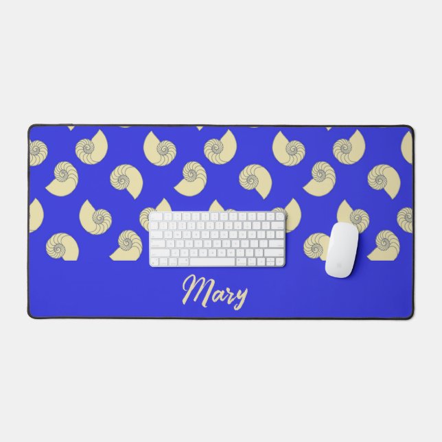 Individuelle Name-Muscheln auf blau Schreibtischunterlage (Tastatur & Maus)