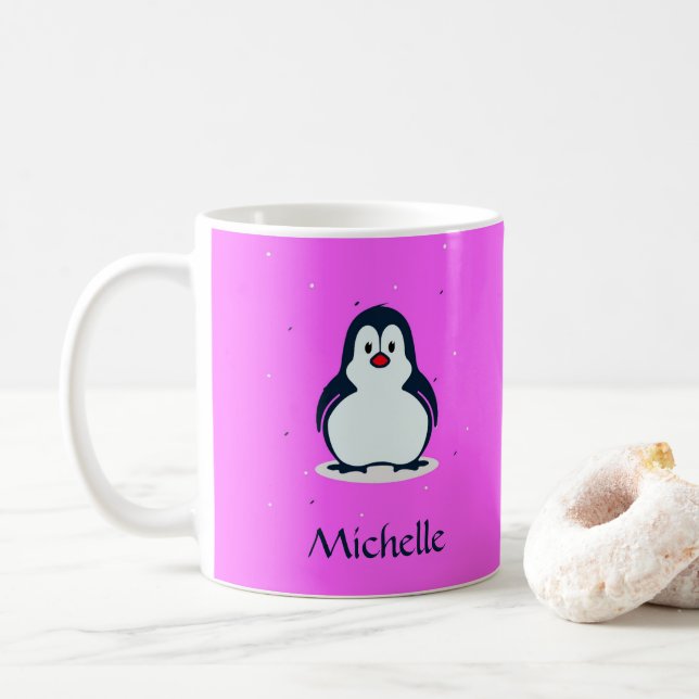 Individuelle Name niedlicher Pinguin auf rosa Kaffeetasse (Mit Donut)