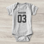 Individuelle Name Number Baby Sport Jersey Bodysui Baby Strampler<br><div class="desc">Erstellen Sie Ihren eigenen personalisierten Football Jersey Baby Bodysuit mit individuelle Name und Nummer. Ein einzigartiger, individualisierbarer Strampler, der eine niedliche Geschenkidee für Säugling oder Neugeborene ist. Diese trendige Kids Sportbekleidung ist für alle Sportarten geeignet, wie Fußball, Fußball, Volleyball, Baseball, Softball, Basketball und Hockey. Klicken Sie auf 'Anpassen', um Text...</div>
