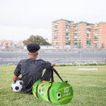 Individuelle Name Soccer Bag | Personalisierte Num Duffle Bag<br><div class="desc">Dieses trendige Geschenk besticht durch sein Design im Patch für die Jersey-Nummer und Ihre persönliche Auswahl. Geben Sie Ihre Jersey-Nummer, den Namen, die Schule oder Uni, das Klassenzimmer oder jede andere Personalisierung ein. Alle Farben können geändert werden. Ideal für einen Absolventen der Highschool oder der Uni. Ein stilvolles und einfaches...</div>