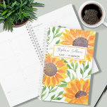 Individuelle Name Sonnenblume Planer<br><div class="desc">Dieser einzigartige Planner ist mit gelben Aquarellblumen geschmückt und die grünen Blätter sind auf weißem Hintergrund gehalten. Einfach mit Ihrem Namen und Jahr anpassbar. Weil wir unsere Kunstwerke erstellen,  werden Sie dieses exakte Bild von anderen Designern nicht finden. Original Wasserfarbe © Michele Davies.</div>