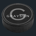 Individuelle Name und Anfangsschreiben Eishockey Puck<br><div class="desc">Minimalistisches modernes Monogramm mit Namen und Anfangsbuchstaben,  die auf einem Hockeypuck in Schwarz,  Weiß und Grau gedruckt sind. Klicken Sie auf 'Weitere Anpassung',  um Schriftart,  Farben oder Design zu bearbeiten,  um Ihr eigenes Hockey-Sake-Geschenk zu erstellen.</div>