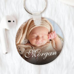 Individuelle Name und Baby Foto Hübsche Klassik-Sc Schlüsselanhänger<br><div class="desc">Erstellen Sie Ihren eigenen personalisierten runden Schlüsselanhänger mit Ihrem hübschen Kalligraphieskriptnamen und Baby-Foto.</div>