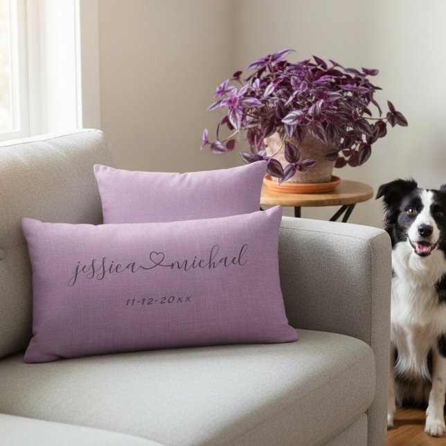 Individuelle Name und Date Wedding Geschenk Lendenkissen (Romantic lavender lumbar pillow for newlyweds.)