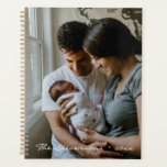 Individuelle Name und Foto 2025 Planer<br><div class="desc">Behalt dein Leben im Stil organisiert mit diesem einfachen und schicken undatierten 2025-Planer, mit Platz für deinen individuelle Name und Lieblings-Foto. Das minimalistische Design bietet ein sauberes und modernes Design, das sich perfekt für diejenigen eignet, die eine ungestörte Planung bevorzugen. Mit wöchentlichen und monatlichen Layouts können Sie mit diesem Planer...</div>