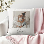 Individuelle Name und Foto | Personalisiertes Gesc Kissen<br><div class="desc">Mit diesem weichen und stilvollen Kopfkissen aus dem Foto können Sie jedem Platz eine persönliche Touch hinzufügen. Dieses Kissen mit einer Lieblingsgedächtnis und einem individuelle Name in einem modernen Drehbuch ist der perfekte Kissen für einen geliebten Menschen - oder für sich selbst! Ob Geburtstag, Muttertag oder einfach nur ein gemütliches...</div>
