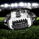 Individuelle Name und Text Foto Keepake-Geschenk Football<br><div class="desc">Gedenken Sie besondere Momente mit unserem Individuelle Name und Text Foto Keepake Geschenk American Football. Mit diesem personalisierten Fußball können Sie einen Namen, einen benutzerdefinierten Text und ein hochgehaltenes Foto hinzufügen und so ein einzigartiges Medaillon für Spieler, Trainer oder Fans schaffen. Es ist mit hochwertigen Materialien gefertigt und eignet sich...</div>
