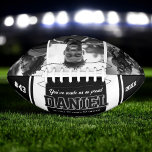 Individuelle Name und Text Foto Keepake-Geschenk Football<br><div class="desc">Gedenken Sie besondere Momente mit unserem Individuelle Name und Text Foto Keepake Geschenk American Football. Mit diesem personalisierten Fußball können Sie einen Namen, einen benutzerdefinierten Text und ein hochgehaltenes Foto hinzufügen und so ein einzigartiges Medaillon für Spieler, Trainer oder Fans schaffen. Es ist mit hochwertigen Materialien gefertigt und eignet sich...</div>