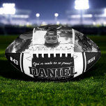 Individuelle Name und Text Foto Keepake-Geschenk Football<br><div class="desc">Gedenken Sie besondere Momente mit unserem Individuelle Name und Text Foto Keepake Geschenk American Football. Mit diesem personalisierten Fußball können Sie einen Namen, einen benutzerdefinierten Text und ein hochgehaltenes Foto hinzufügen und so ein einzigartiges Medaillon für Spieler, Trainer oder Fans schaffen. Es ist mit hochwertigen Materialien gefertigt und eignet sich...</div>