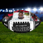 Individuelle Name und Text Foto Keepake-Geschenk Football<br><div class="desc">Gedenken Sie besondere Momente mit unserem Individuelle Name und Text Foto Keepake Geschenk American Football. Mit diesem personalisierten Fußball können Sie einen Namen, einen benutzerdefinierten Text und ein hochgehaltenes Foto hinzufügen und so ein einzigartiges Medaillon für Spieler, Trainer oder Fans schaffen. Es ist mit hochwertigen Materialien gefertigt und eignet sich...</div>