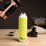 Individuelle Name Wasserflasche Trinkflasche<br><div class="desc">Diese isolierte Wasserflasche ist in Weiß mit einer sonnigen gelben Akzent-Farbe und einer individuelle Name-Probe dargestellt. Passen Sie dieses Element an,  und ändern Sie den Beispielnamen in Ihren Namen.</div>