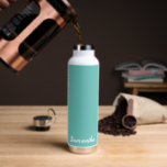 Individuelle Name Wasserflasche Trinkflasche<br><div class="desc">Diese isolierte Wasserflasche ist in Weiß mit einer leicht aquamarinen Akzent-Farbe und einer individuelle Name-Probe. Passen Sie dieses Element an, und ändern Sie den Beispielnamen in Ihren Namen.</div>