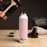 Individuelle Name Wasserflasche Trinkflasche<br><div class="desc">Diese isolierte Wasserflasche ist in Weiß mit einer Rosa-Akzent-Farbe und einer individuelle Name-Probe dargestellt. Passen Sie dieses Element an,  und ändern Sie den Beispielnamen in Ihren Namen.</div>
