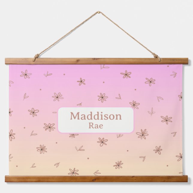 Individuelle Name Whimsisches Kinderzimmer Rosa Ge Wandteppich Mit Holzrahmen (Vorne)