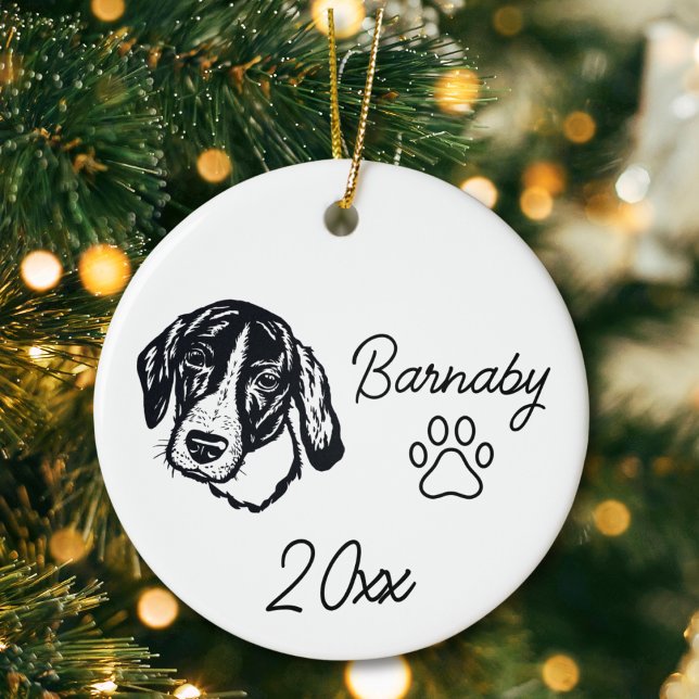 Individuelle Name & Year Line Art Keramik Ornament (Coonhound Dog Custom Name and Year Ornament with Paw Print. Black and White Line Art Modern)