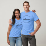 Individuelle Name Year Modern Typografy Family Wie T-Shirt<br><div class="desc">Mit unserem modernen Typografy Individuelle Name Family Wiedersehen T - Shirt stehen wir Ihnen für Ihre nächste Wiedersehen zur Verfügung. Dieser stilvolle und personalisierte T - Shirt ist der perfekte Weg, um alle zusammenzubringen und Ihren Familienstolz zu zeigen. Schwarze Typografie auf blauem Shirt (siehe andere Farboptionen und Stile), die mit...</div>