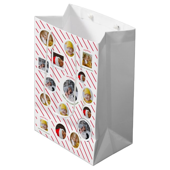 Individuelle Weihnachtsfeier mit vier Fotos 🎄 Wei Mittlere Geschenktüte (Vorderseite Schrägansicht)