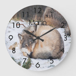 Individuelle Wölfe, die auf Schnee schlafen Große Wanduhr