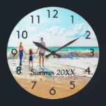 Individueller Familientext für Sommerferien im Fot Große Wanduhr<br><div class="desc">Fügen Sie Ihr eigenes Lieblings-Foto aus einem Sommerurlaub, Reisen, Kinder, Ehefrau, Freundin/Freund oder Haustier hinzu. Schwarze Zahlen. Personalisieren und fügen Sie Ihren Text, schwarze Buchstaben.</div>