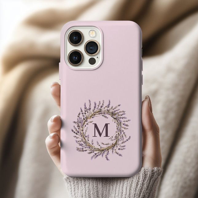 Individueller Lavendel-Kranz Monogramm Mutter Hoch iPhone 15 Pro Hülle (Custom Lavender Floral Wreath Monogram Initial | Mother's Day | Wedding | Bridesmaid Phone Case Gift)
