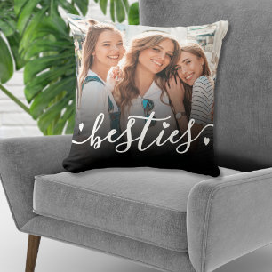 Individuelles Andenkenfoto mit den besten Freundin Kissen
