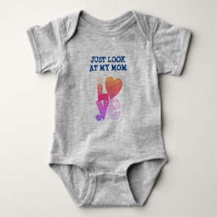 Individuelles NUR SCHAU MEINE MOM AN - LIEBE Valen Baby Strampler