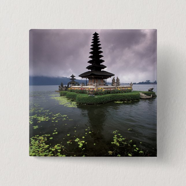 Indonesien, Bali, Ulun Danu-Tempel. Button (Vorderseite)