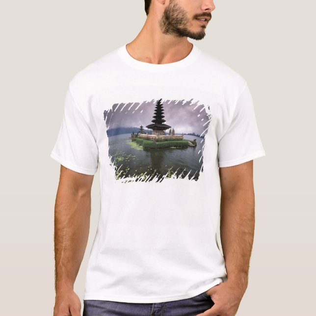 Indonesien, Bali, Ulun Danu-Tempel. T-Shirt (Vorderseite)
