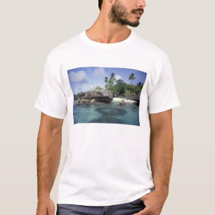 Indonesien. Felsformationen entlang der Küste T-Shirt