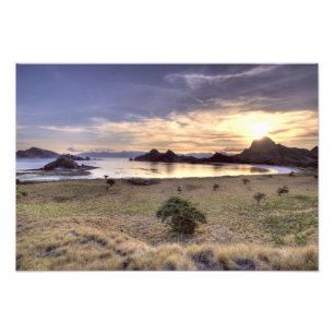Indonesien, Komodo-Nationalpark. Sonnenuntergang a Fotodruck