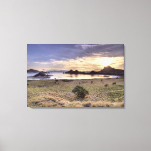 Indonesien, Komodo-Nationalpark. Sonnenuntergang a Leinwanddruck