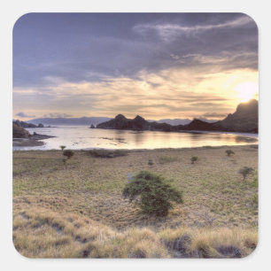 Indonesien, Komodo-Nationalpark. Sonnenuntergang a Quadratischer Aufkleber