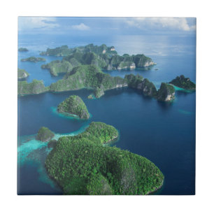 Indonesien, Westpapua. Luftaufnahme von Raja Ampat Fliese