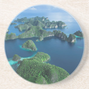 Indonesien, Westpapua. Luftaufnahme von Raja Ampat Getränkeuntersetzer