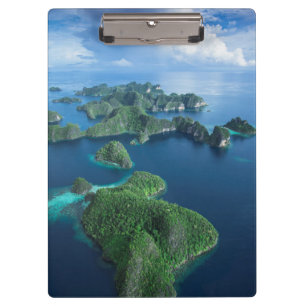 Indonesien, Westpapua. Luftaufnahme von Raja Ampat Klemmbrett