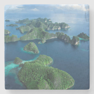 Indonesien, Westpapua. Luftaufnahme von Raja Ampat Steinuntersetzer