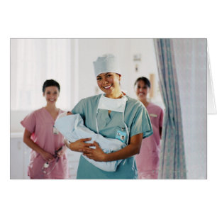 Infirmière de salle de livraison tenant bébé, infi